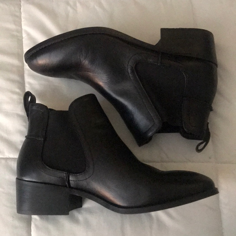 STEVE MADDEN CHELSEA BOOTS - WOMEN - SIZE 9